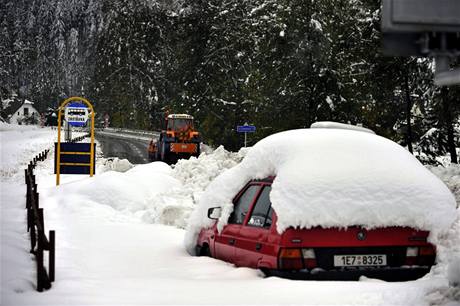 Traktorista s pluhem odhrnuje více než metrové závěje sněhu v Malé Moravě na Šumpersku. 